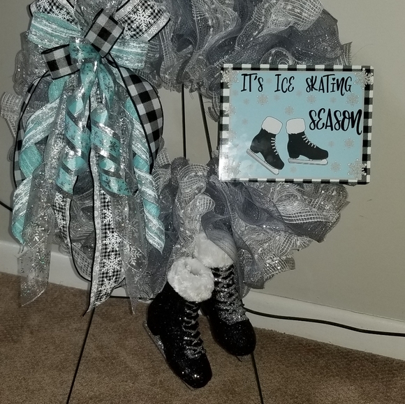 Winter Ice Skating Wreath - Picture 3 of 5